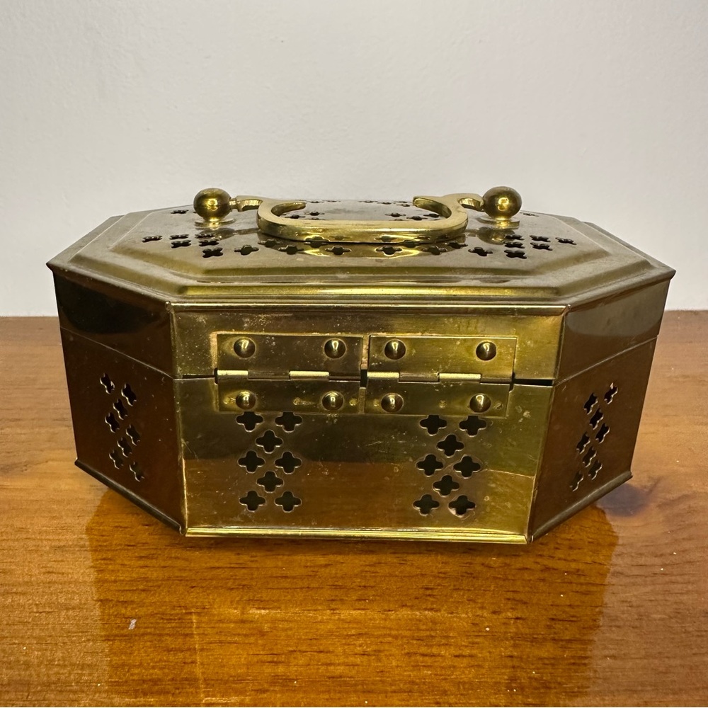 Vintage Pierced Footed Brass Box Potpourri Cricket Trinket Jewelry India Patina - Picture 4 of 6